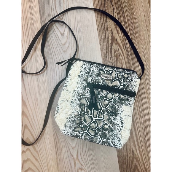 Donna Sharp Handbags - NWOT Donna Sharp Kentucky Quilted Gray White Snakeskin Print Crossbody Bag